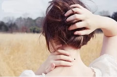  Nốt ruồi ở sau cổ: Nốt ruồi mọc ở chính giữa đằng sau cổ tương trưng cho việc có điểm tựa. Người có mọc sau cổ khi làm bất cứ việc gì đều có quý nhân giúp đỡ. Những người này tuy có tiền nhưng không tiêu xài lãng phí, vì họ có tầm nhìn xa. Trung vận của họ rất tốt, thậm chí có thể trở thành người giàu có, quyền lực hơn người. Ảnh: 2sao.vn. (Bài viết chỉ mang tính tham khảo, cung cấp nội dung trắc nghiệm vui cho bạn đọc).