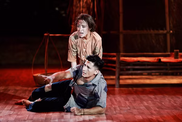 Trong xã hội hiện đại, "Chị Dậu" thường được dùng để chỉ những người hoặc gia đình có hoàn cảnh quá khó khăn, ví dụ: "nhìn như chị Dậu", “nghèo như chị Dâu”, đúng là “Chị Dậu”.