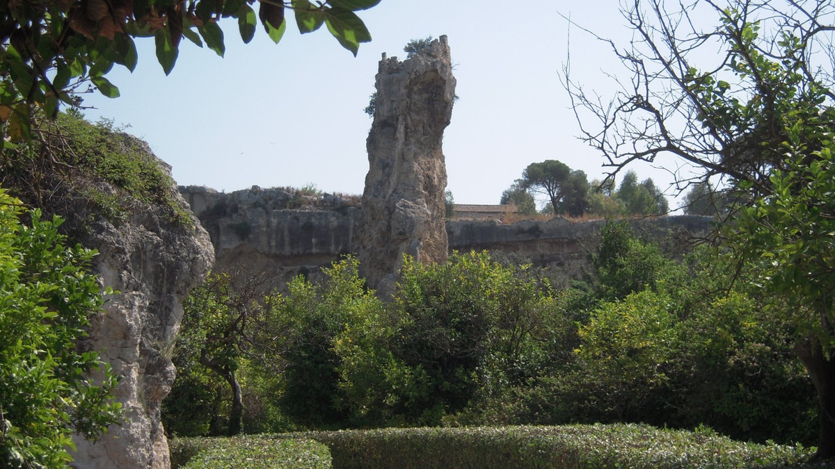 Thị trấn cảng Thonis được xây dựng trên đất sét pha cát. Khi một loạt các trận động đất bắt đầu tấn công khu vực này vào thế kỷ thứ II TCN, một quá trình được gọi là hóa lỏng đất đã biến mặt đất bên dưới thành phố thành chất lỏng, những tòa nhà bằng đá đồ sộ bắt đầu chìm xuống biển. Ảnh: @Franck Goddio.