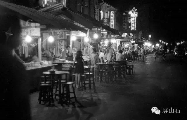 Chợ đêm ở Singapore những quán hàng ăn đông đúc. Ảnh: 360doc.com.