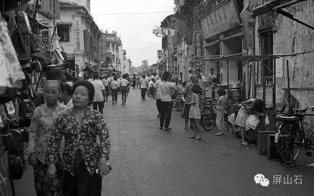 Một khu buôn bán sầm uất tấp nập kẻ bán người mua. Ảnh: 360doc.com.