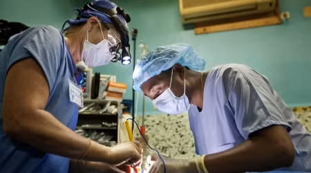 Theo Nguyễn, bà yêu thích Operation Smile vì tổ chức này không có liên kết tôn giáo nào. Phương pháp tiếp cận thông thường của họ là chỉ tập trung vào việc cải thiện cuộc sống của trẻ em và hệ thống y tế toàn cầu, đồng thời giúp các tình nguyện viên y tế có thể kết nối với các nhân viên chăm sóc sức khỏe địa phương dù thuộc tín ngưỡng hay đức tin nào. Ảnh: Operation Smile.