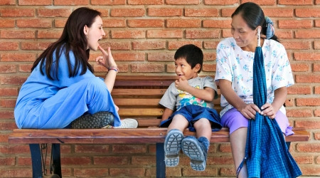 Trong một buổi phóng vấn với Dion Marketing Co, Judy Nguyễn cho biết: “Tôi sẽ trở lại một đất nước và sẽ gặp những đứa trẻ mà tôi đã chăm sóc cách đây vài năm, chúng nhận ra tôi, chúng nhớ đến tôi. Nhìn thấy chúng lớn lên, đó là cảm giác tuyệt vời nhất trên thế giới này... Đó là lý do tại sao tôi tiếp tục làm tình nguyện”. Ảnh: Operation Smile.