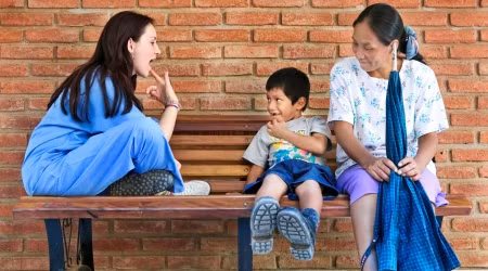 Trong một buổi phóng vấn với Dion Marketing Co, Judy Nguyễn cho biết: “Tôi sẽ trở lại một đất nước và sẽ gặp những đứa trẻ mà tôi đã chăm sóc cách đây vài năm, chúng nhận ra tôi, chúng nhớ đến tôi. Nhìn thấy chúng lớn lên, đó là cảm giác tuyệt vời nhất trên thế giới này... Đó là lý do tại sao tôi tiếp tục làm tình nguyện”. Ảnh: Operation Smile.