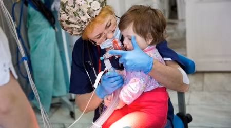 "Nó giúp củng cố thực tế rằng chúng ta là một cộng đồng toàn cầu, rằng chúng ta làm việc cùng nhau, rằng chúng ta giúp đỡ lẫn nhau mà không vì bất kỳ lợi ích riêng nào hoặc bất cứ điều gì tương tự. Nó chỉ làm cho thế giới trở thành một nơi tốt đẹp hơn”, bà cho hay. Ảnh: Operation Smile.