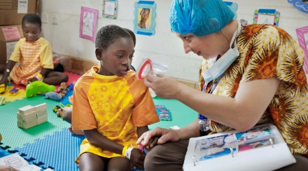 Judy Nguyễn lần đầu tiên biết đến Operation Smile vào năm 1997 và bị ấn tượng bởi cam kết của tổ chức phi lợi nhuận này trong việc kiểm soát chất lượng và đảm bảo tất cả bệnh nhân được chăm sóc tốt nhất có thể. "Bạn có thể cảm thấy hài lòng với những gì bạn đang làm, nhưng nếu kết quả không tốt, thì bạn không làm được gì cả. Phải có kết quả tốt và phải có trách nhiệm giải trình, và tôi nghĩ Operation Smile đã làm rất tốt điều đó". Ảnh: Operation Smile. 