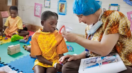 Judy Nguyễn lần đầu tiên biết đến Operation Smile vào năm 1997 và bị ấn tượng bởi cam kết của tổ chức phi lợi nhuận này trong việc kiểm soát chất lượng và đảm bảo tất cả bệnh nhân được chăm sóc tốt nhất có thể. "Bạn có thể cảm thấy hài lòng với những gì bạn đang làm, nhưng nếu kết quả không tốt, thì bạn không làm được gì cả. Phải có kết quả tốt và phải có trách nhiệm giải trình, và tôi nghĩ Operation Smile đã làm rất tốt điều đó". Ảnh: Operation Smile. 