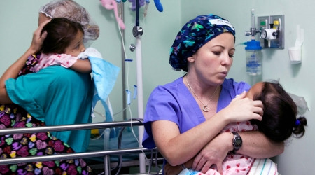 Bài viết về nữ bác sĩ gốc Việt được tờ Winchester Star chia sẻ trên mạng xã hội và thu hút nhiều lượt bình luận. Hầu hết mọi người đều tỏ lòng biết ơn, sự ngưỡng mộ với tấm lòng cao đẹp của nữ bác sĩ. Patricia Jackson viết: “Một người phụ nữ, một bác sĩ có trái tim nhân hậu”. Ảnh: Operation Smile.