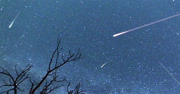 Mơ thấy sao băng cũng báo hiệu sự bất ổn trong chuyện tình cảm, có thể là sự xuất hiện của “người thứ ba” hoặc những mâu thuẫn lớn sắp xảy ra. Ảnh: congnghe.vn. 