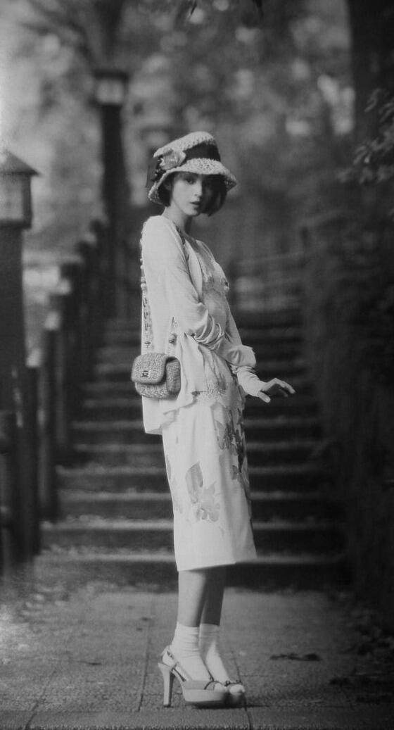 Cô gái Nhật Bản trong bộ trang phục hợp thời trang năm 1926. Ảnh: sina.com.cn. 