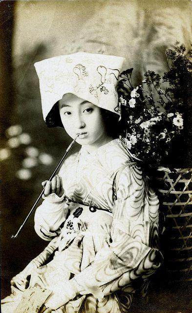 Một cô gái xinh đẹp trong trang phục Kimono truyền thống năm 1920. Ảnh: sina.com.cn.