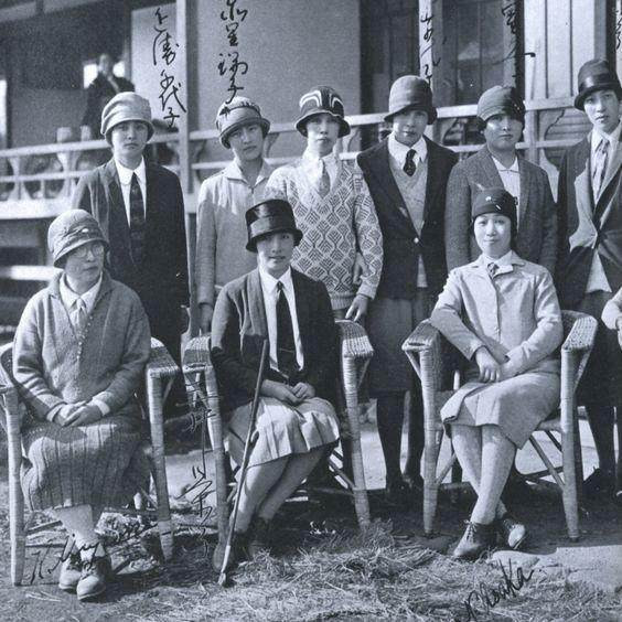 Những người phụ nữ Nhật Bản trong một câu lạc bộ chơi Golf với áo vest, váy, mũ , cà vạt theo phong cách phương Tây năm 1929. Ảnh: sina.com.cn.