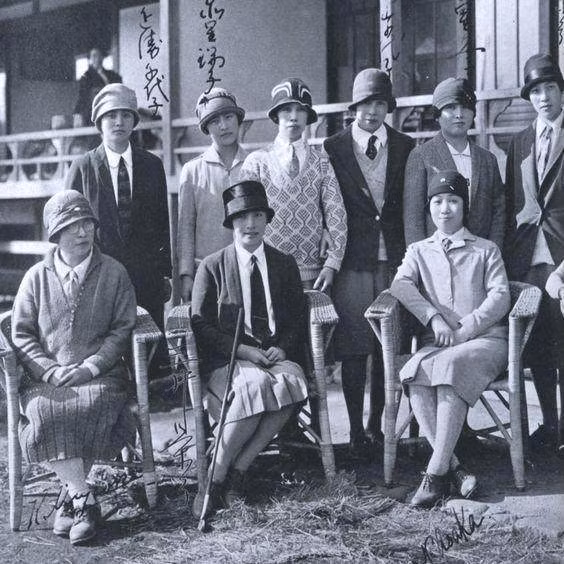 Những người phụ nữ Nhật Bản trong một câu lạc bộ chơi Golf với áo vest, váy, mũ , cà vạt theo phong cách phương Tây năm 1929. Ảnh: sina.com.cn.