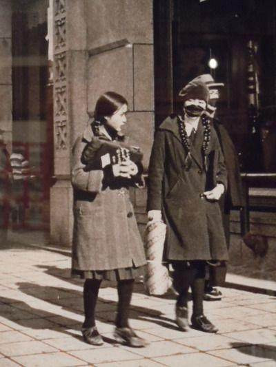 Những thiếu nữ xinh đẹp với áo khoác, váy và quần tất năm 1930. Ảnh: sina.com.cn.