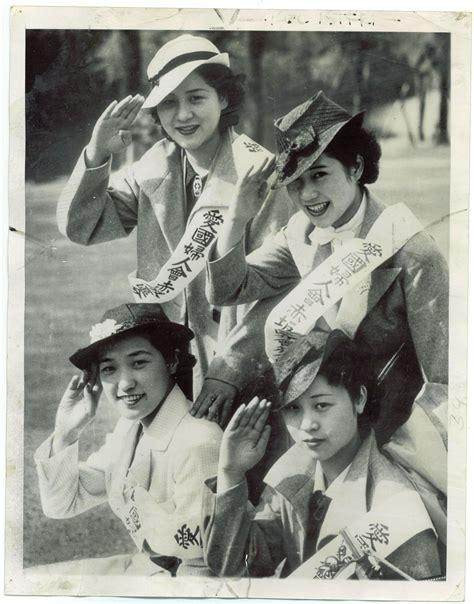 Những cô gái Nhật Bản diện những chiếc mũ thời trang theo phong cách Châu Âu . Ảnh: sina.com.cn.