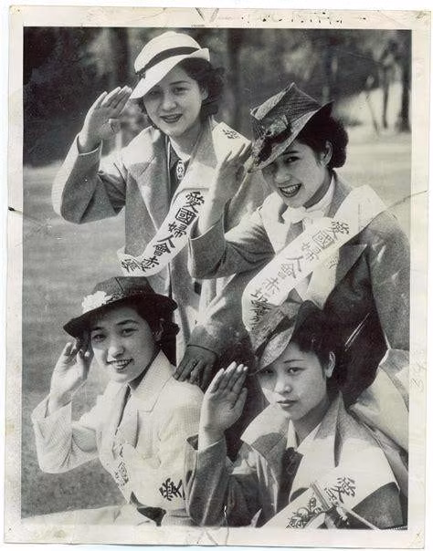 Những cô gái Nhật Bản diện những chiếc mũ thời trang theo phong cách Châu Âu . Ảnh: sina.com.cn.