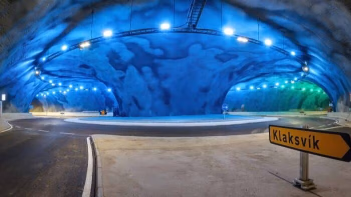 Vòng xoay dưới nước này là một kỳ công kỹ thuật đáng chú ý và là “bữa tiệc cho các giác quan”, được thắp sáng bằng ánh đèn nhiều màu quyến rũ, cùng các tác phẩm điêu khắc và âm nhạc đi kèm. Ảnh: @Guide to Faroe Islands.