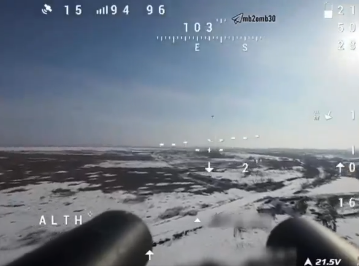 Mới đây, đoạn video xuất hiện trên mạng xã hội, được chia sẻ bởi người dùng X (tên tài khoản là @Archer83Able), cho thấy một chiến trường trên không đang khốc liệt, nhiều UAV của Nga chao lượn, tấn công hệ thống của Ukraine. Ảnh: @Archer83Able.