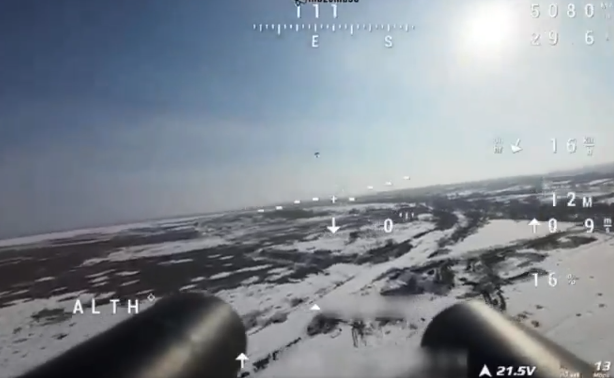 Khi đó, một máy bay không người lái tích hợp công nghệ góc nhìn thứ nhất (FPV), có trang bị súng shotgun hai nòng bắn đạn ghém, do Ukraine điều khiển đã tấn công, bắn hạ nhiều UAV Nga . Ảnh: @Archer83Able.