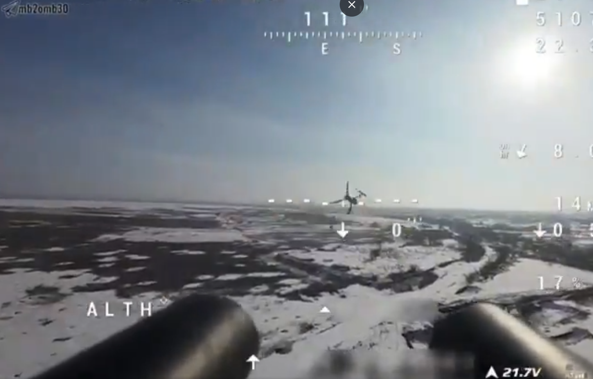 Trong video mới, khi máy bay không người lái FPV đang hoạt động, người điều khiển điều hướng thiết bị từ góc nhìn thứ nhất khi nhắm vào các UAV của Nga. Ảnh: @Archer83Able.