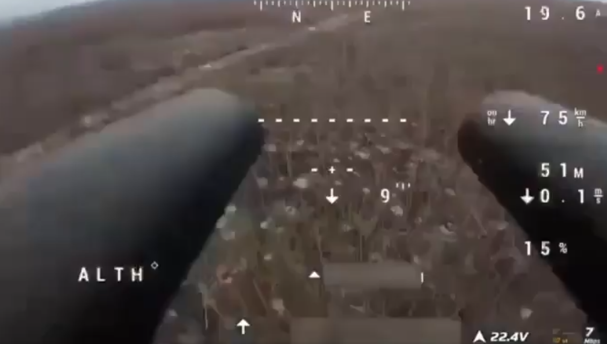 Theo các chuyên gia quân sự, việc Ukraine dùng Máy bay không người lái FPV với súng hai nòng có thể là phản ứng chống lại, trước sự gia tăng tính tinh vi của UAV Nga, khi các mẫu UAV dẫn đường bằng sợi quang có khả năng chống nhiễu điện tử hiệu quả. Ảnh: @Archer83Able.