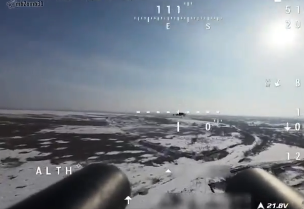 Được biết, FPV (First Person View) là công nghệ hiện đại cho phép người điều khiển được trải nghiệm góc nhìn thứ nhất, thông qua thiết bị bay, mang đến cảm giác nhập vai chân thực, như thể bạn đang thực sự ngồi trong buồng lái của một chiếc máy bay không người lái. Ảnh: @Archer83Able.