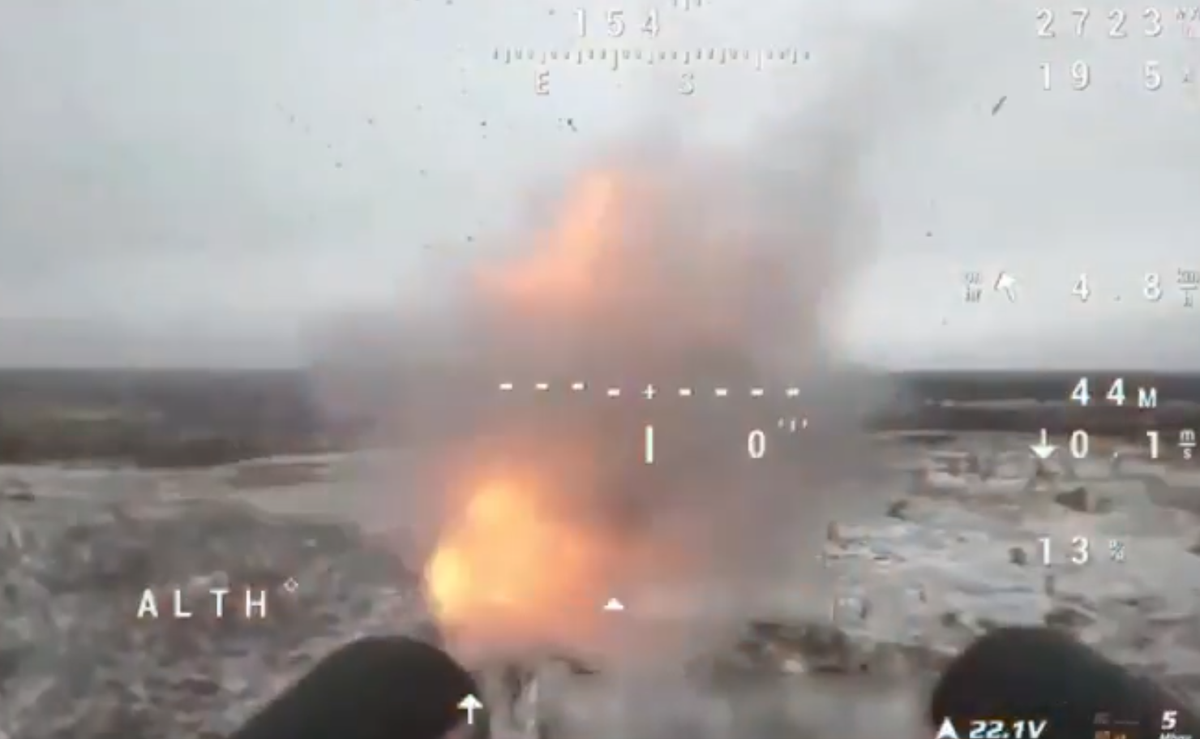 Đoạn video cho thấy, khi UAV Nga rơi vào tầm ngắm mục tiêu, ngay lập tức, tia lửa từ đầu nòng súng phát ra, bắn đạn trúng một cách chính xác, sau đó chiếc UAVrơi xuống ngay mặt đất. Ảnh: @Archer83Able.