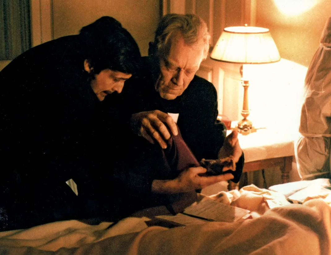 Có ít nhất 4 cái chết liên quan đến dàn diễn viên và thành viên đoàn làm phim, sự chậm trễ và các thất bại liên hoàn, bao gồm cả 1 vụ hỏa hoạn trên phim trường, cũng như thương tích cho dàn diễn viên và thành viên đoàn làm phim. Ảnh: @britannica.