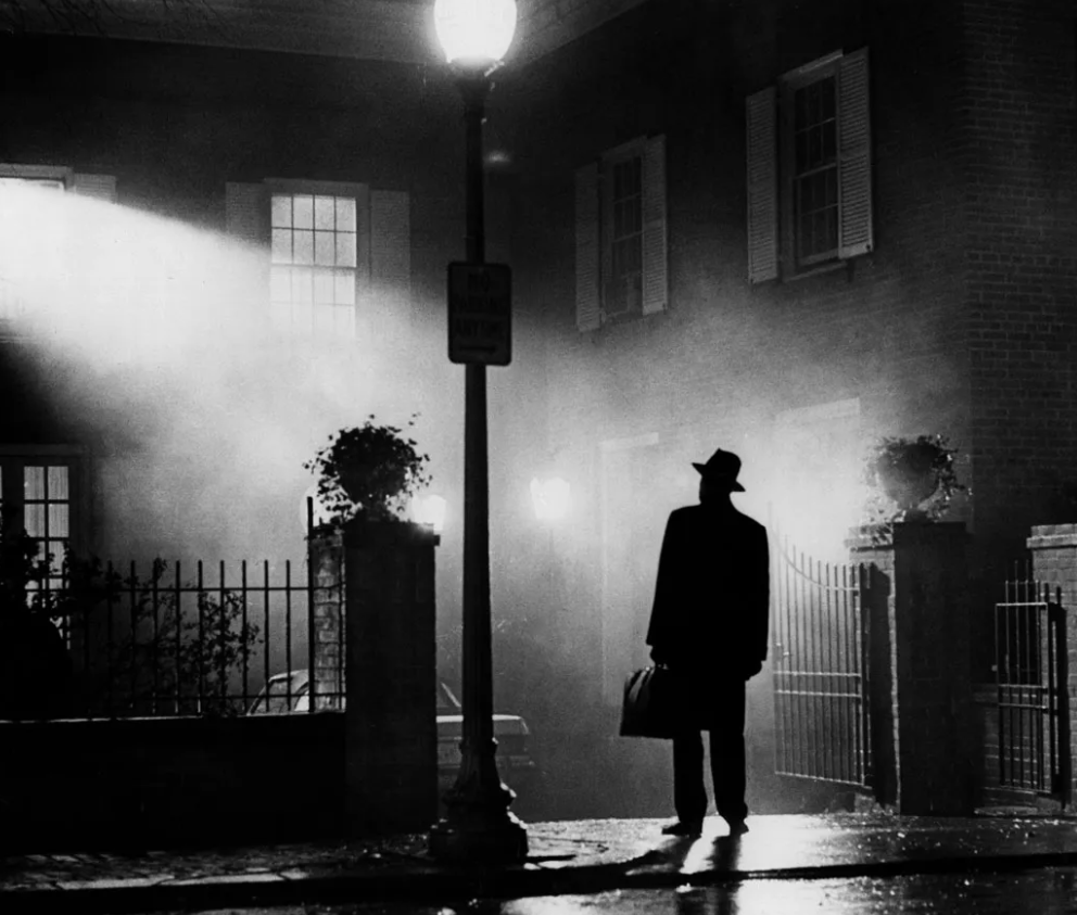 Khét tiếng nhất là những bộ phim tiêu biểu của thể loại kinh dị The Exorcist (1973) và Rosemary's Baby (1968). Khi nói đến The Exorcist, những câu chuyện về lời nguyền của bộ phim vẫn theo nó cho đến ngày nay. Ảnh: @britannica.