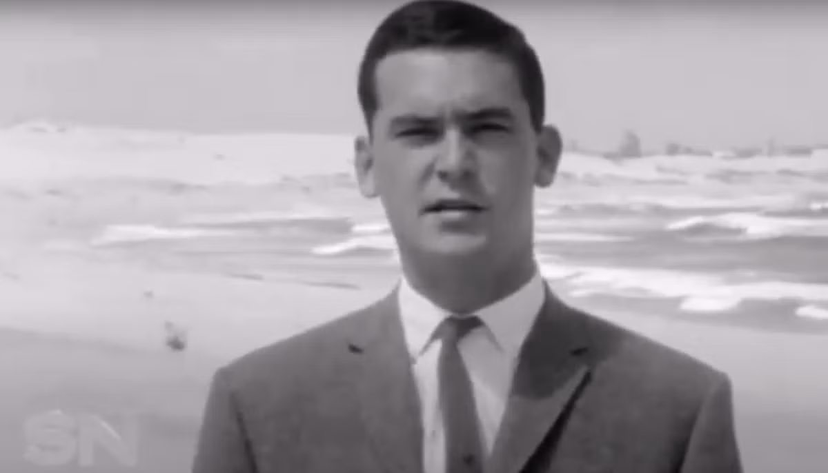 Giống như một người chị tốt, Marianne Schmidt, 15 tuổi, đã đưa các em của mình đi biển vào một ngày tháng 1 năm 1965. Cùng với người bạn thân nhất và cũng là hàng xóm của mình, Christine Sharrock, cả nhóm lên đường đến bãi biển Wanda của Sydney, Úc trong một buổi chiều. Ảnh: @Murder Mystery &amp; Mayhem.