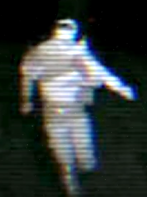 Đương nhiên, cặp đôi này đã phóng đi nhanh nhất có thể, và bóng người đó đã biến mất sau lưng họ. Kể từ đó, những người khác đã báo cáo về những cuộc chạm trán tương tự với bóng người bí ẩn đáng sợ ở chính địa điểm này. Thậm chí, một số người còn gặp phải vào lần gần đây nhất là vào năm 2019. Ảnh: @Paranormal America.