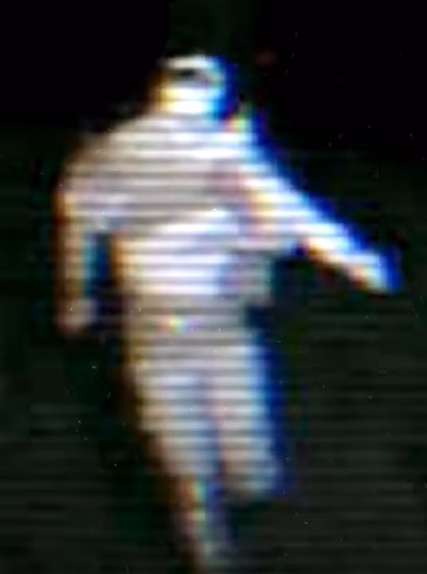 Đương nhiên, cặp đôi này đã phóng đi nhanh nhất có thể, và bóng người đó đã biến mất sau lưng họ. Kể từ đó, những người khác đã báo cáo về những cuộc chạm trán tương tự với bóng người bí ẩn đáng sợ ở chính địa điểm này. Thậm chí, một số người còn gặp phải vào lần gần đây nhất là vào năm 2019. Ảnh: @Paranormal America.