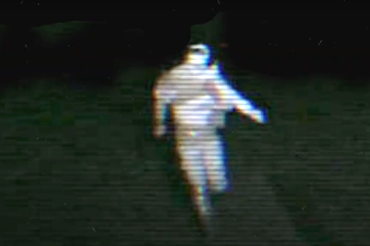 Khi nhìn ra phía sau, họ phát hiện ra một người đàn ông phủ kín từ đầu đến chân bằng băng dính đầy máu đang đập vào cửa sổ xe và cố gắng vào trong. Ảnh: @Paranormal America.