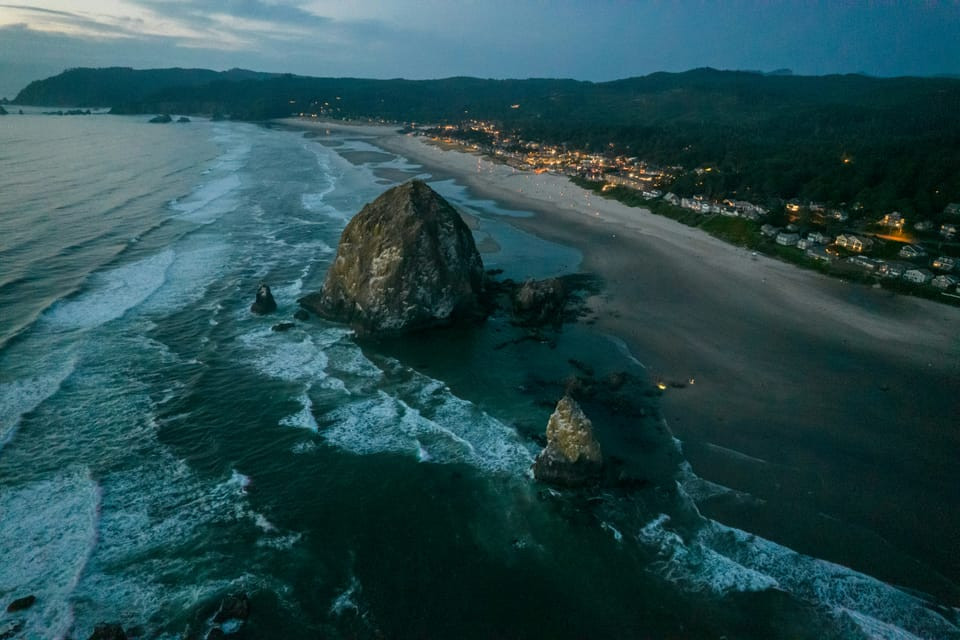 Nếu tình cờ lái xe qua bờ biển đẹp như tranh vẽ của Cannon Beach, Oregon, chắc chắn bạn sẽ nhận thấy vẻ đẹp mãnh liệt, hùng vĩ của chúng. Nhưng có lẽ bạn sẽ không nhận ra rằng, chúng đã bị ma ám. Ảnh: @Paranormal America.
