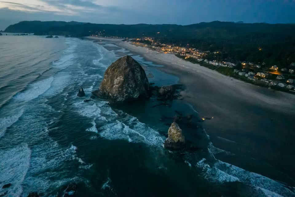 Nếu tình cờ lái xe qua bờ biển đẹp như tranh vẽ của Cannon Beach, Oregon, chắc chắn bạn sẽ nhận thấy vẻ đẹp mãnh liệt, hùng vĩ của chúng. Nhưng có lẽ bạn sẽ không nhận ra rằng, chúng đã bị ma ám. Ảnh: @Paranormal America.
