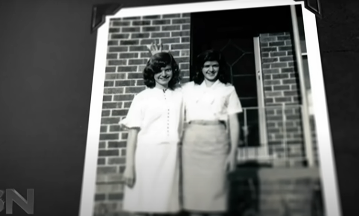 Hôm đó là một ngày đầy gió, và thời tiết dường như không hề dịu đi. Schmidt và Sharrock cuối cùng quyết định đi lấy túi của họ để tất cả có thể về nhà. Khi đi về phía túi, em trai của Schmidt gọi to hỏi tại sao cả hai lấy túi rồi lại đi sai hướng. Các cô gái chỉ cười trừ và tiếp tục đi. Ảnh: @Murder Mystery &amp; Mayhem.