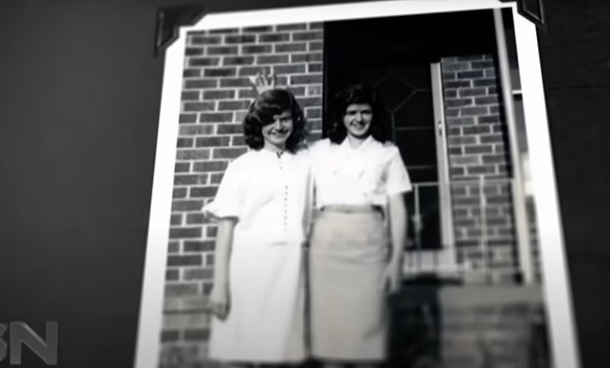 Hôm đó là một ngày đầy gió, và thời tiết dường như không hề dịu đi. Schmidt và Sharrock cuối cùng quyết định đi lấy túi của họ để tất cả có thể về nhà. Khi đi về phía túi, em trai của Schmidt gọi to hỏi tại sao cả hai lấy túi rồi lại đi sai hướng. Các cô gái chỉ cười trừ và tiếp tục đi. Ảnh: @Murder Mystery &amp; Mayhem.