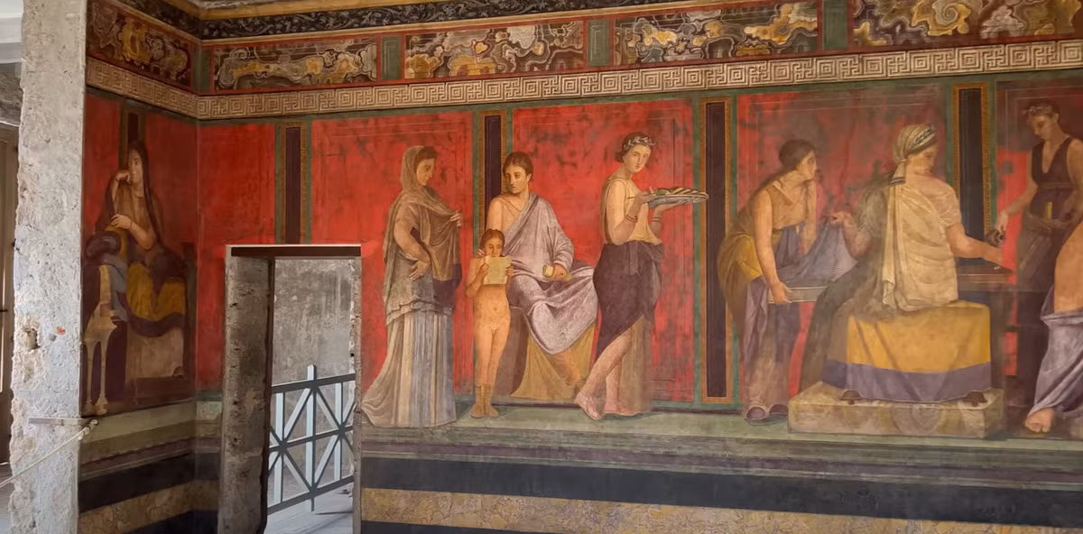 Bức bích họa mô tả nhiều nhân vật đắm chìm trong nhiều hoạt động khác nhau trên nền đỏ nổi bật. Chính căn phòng này đã mang lại cho biệt thự cái tên: “Biệt thự của những điều bí ẩn”. Ảnh: @History Victorum.