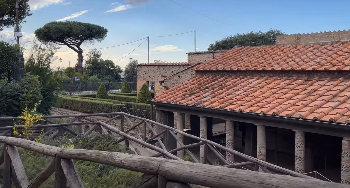 Ngay bên ngoài những bức tường thành cổ của Pompeii, từ trên đỉnh một ngọn đồi nhìn xuống thành phố, là tàn tích của một số biệt thự cổ. Trong số đó, có một biệt thự nổi bật như một minh chứng đáng chú ý cho quá khứ cổ đại. Ảnh: @History Victorum.