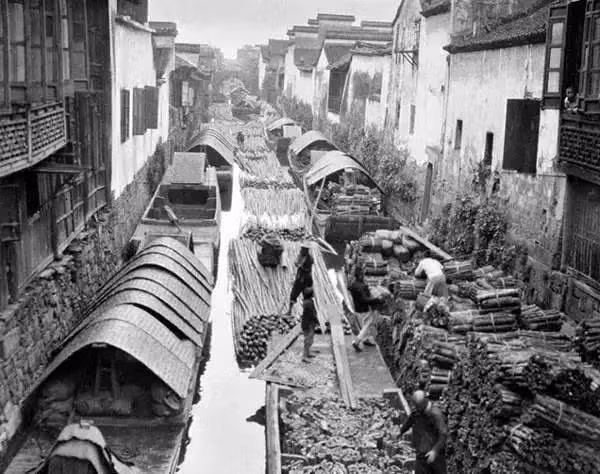 Quảng cảnh thuyền bè chở gỗ tấp nập tại sông Đại Vận Hàng Châu. Hai bên bờ là nhà cửa san sát, phong cảnh điển hình của vùng sông nước Giang Nam. Ảnh: sina.com.cn. 