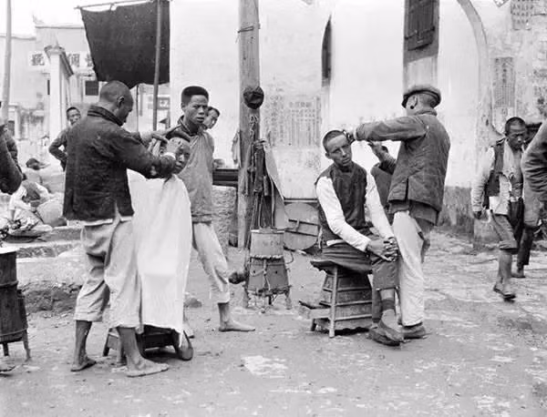 Hàng cắt tóc dạo trên đường phố Hồ Bắc năm 1917. Ảnh: sina.com.cn.