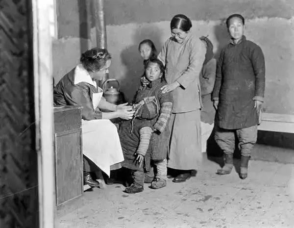 Một bác sỹ phương Tây đang khám bệnh cho em bé Trung Quốc tại Thiên Tân. 100 năm trước, có rất nhiều bác sỹ nước ngoài đến và tận tình khám bệnh cho bệnh nhân Trung Quốc. Ảnh: sina.com.cn. 