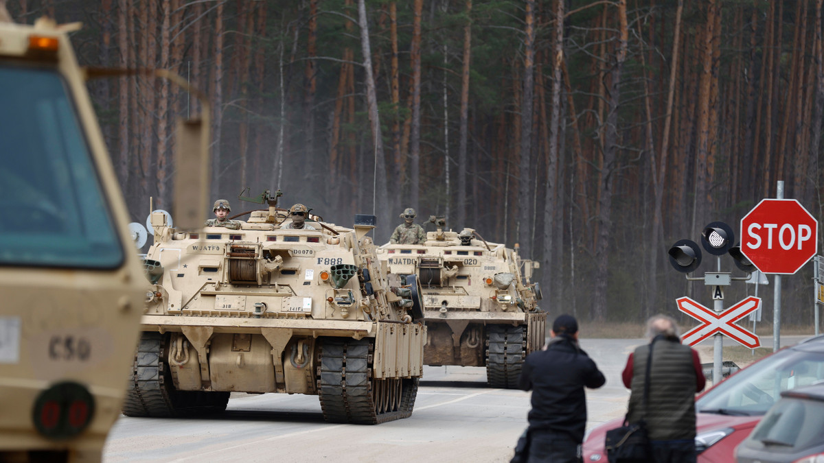 Nhưng kế hoạch đó cuối cùng đã bị hủy bỏ do chi phí quá lớn, với một ước tính khoảng 92 triệu đô la và các vấn đề hậu cần khác. Trong số đó có sự phản đối từ các quan chức thành phố, khi họ cho rằng, việc đưa xe tăng và các loại xe bọc thép hạng nặng khác vào sẽ làm hỏng đường sá thành phố. Ảnh: @ABC7.