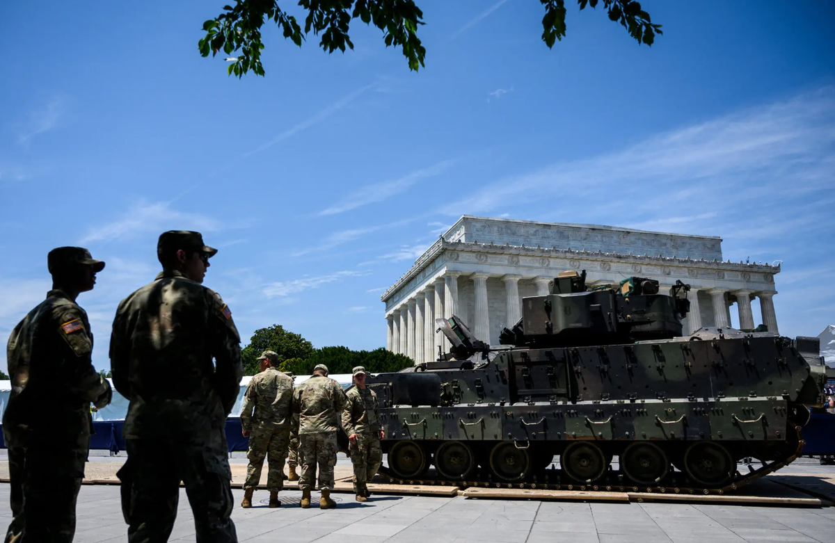 Dự kiến sẽ có hơn 6.600 binh sĩ, ít nhất 150 xe quân sự, 50 trực thăng, 7 ban nhạc và có thể có sự tham gia của vài nghìn thường dân. Ảnh: @Andrew Caballero.