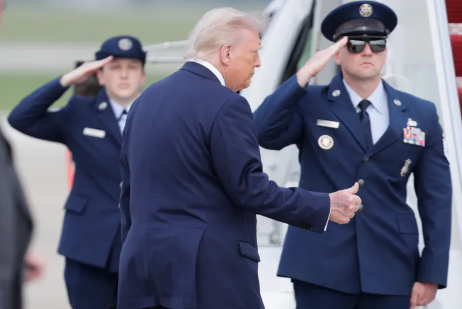 Kế hoạch lễ kỷ niệm ban đầu của Quân đội Mỹ không bao gồm diễu binh. Nhưng lễ kỷ niệm sinh nhật lần thứ 250 của quân đội Mỹ vào ngày 14 tháng 6 lại trùng với sinh nhật lần thứ 79 của Trump và các quan chức đã xác nhận rằng, Quân đội Mỹ đã bắt đầu thảo luận về việc thêm một cuộc diễu binh. Ảnh: @Jersey Evening Post.