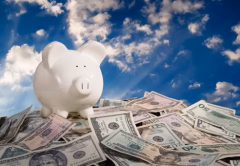 Bước vào tháng 7/2017, người tuổi Thìn được quý nhân giúp đỡ, liên tiếp gặp may mắn trong mọi mặt của cuộc sống. Trong công việc, tháng này người tuổi Thìn làm bất cứ việc gì cũng hoàn thành xuất sắc, được cấp trên khen ngợi, đánh giá cao nên dễ dàng nhận được những khoản tiền thưởng kếch xù. Những người tuổi Thìn kinh doanh, buôn bán cũng sẽ tìm được vô số cơ hội tốt để mở rộng công việc làm ăn, chính vì vậy tài lộ không ngừng mở rộng, tiền bạc rủng rỉnh suốt tháng. Ảnh: ketoanducminh.edu.vn.