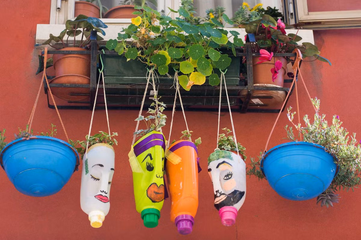 Đặc biệt, các chuyên gia cũng khuyến cáo thêm, không thể sử dụng vào mục đích đựng thực phẩm, người dân vẫn có thể dùng chúng vào các mục đích khác trong cuộc sống, ví dụ tận dụng vỏ chai đựng nước để làm lọ trồng cây thủy canh, làm hộp đựng bút… Hãy hướng tới sống xanh một cách an toàn. Đó là thông điệp mà các nhà khoa học đưa ra. 