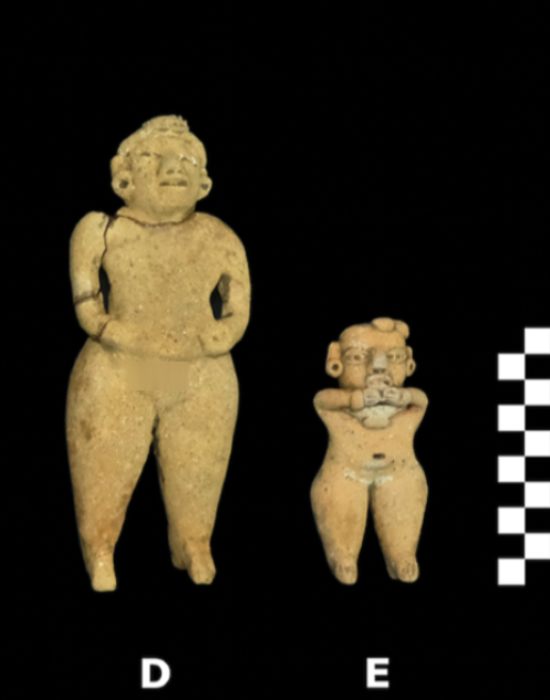 “Nhìn từ trên xuống, chúng gần như đang cười toe toét, nhưng khi nhìn từ góc ngang, chúng trở nên tức giận hoặc khinh thường, mặt chúng trở nên sợ hãi khi nhìn từ bên dưới", nhà khảo cổ học Jan Szymański cho biết trong một tuyên bố. Ảnh: @J. Przedwojewska. 