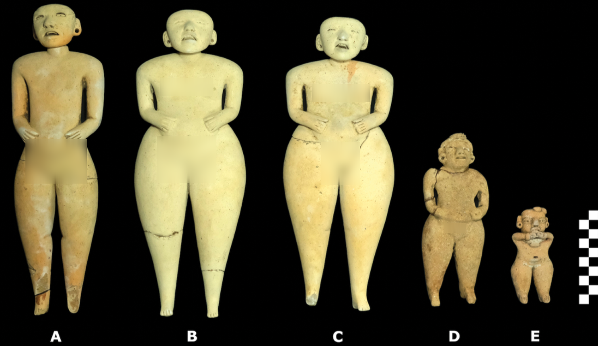 Nơi đây không chứa bất kỳ hài cốt người nào. Điều này khiến các nhà khảo cổ cho rằng, những bức tượng rối gốm nhỏ này được sử dụng trong các nghi lễ công cộng, chứ không phải trong các nghi lễ tang lễ cổ xưa. Ảnh: @J. Przedwojewska.
