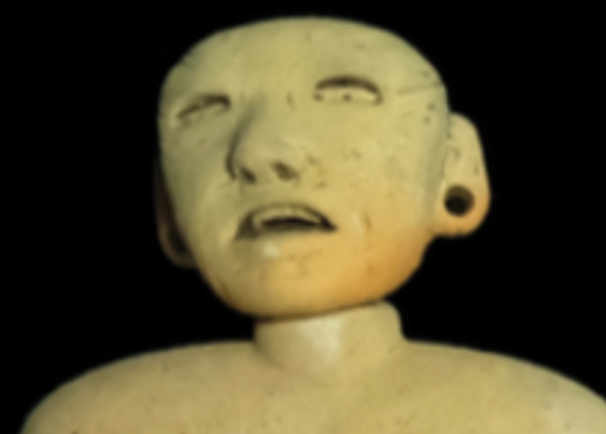 Ba con rối gốm lớn cao tầm 30 cm, trong khi hai con rối nhỏ còn lại cao khoảng 18 cm và 10 cm. Riêng hai con rối nhỏ hơn có mái tóc và đồ trang trí tai, còn ba con rối gốm lớn thì không có. Ảnh: @J. Przedwojewska.